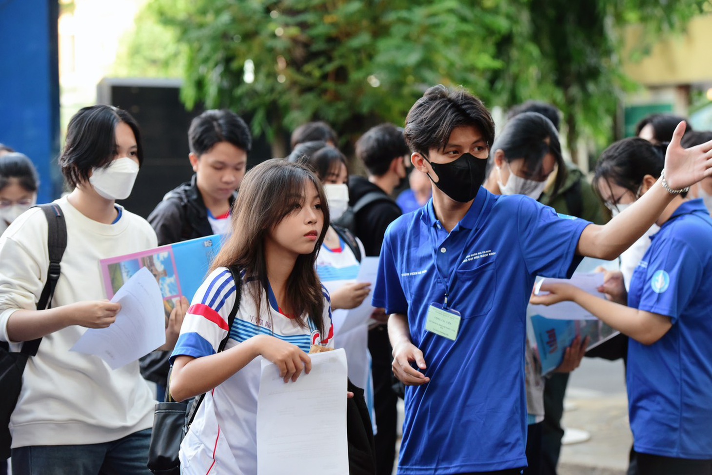 Thí sinh được tình nguyện viên hướng dẫn đến phòng thi tại điểm thi Trường ĐH Bách khoa - Ảnh: DUYÊN PHAN