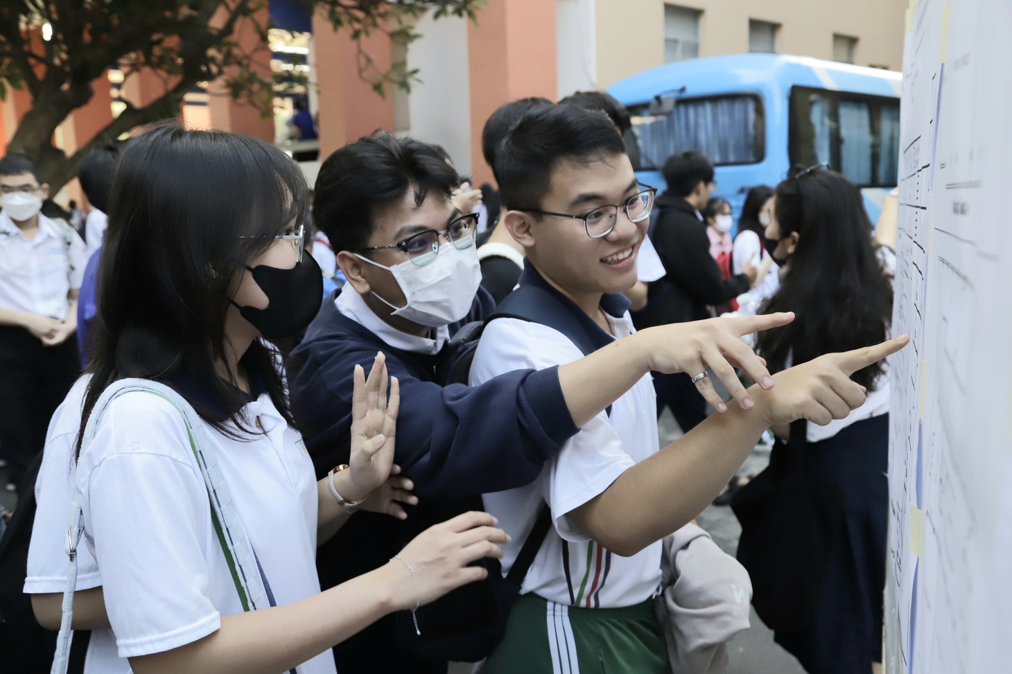 Thí sinh xem danh sách phòng thi trước khi vào làm thủ tục - Ảnh: NHƯ HÙNG