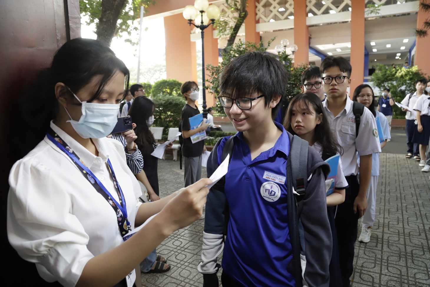 Thí sinh chờ giám thị gọi tên vào phòng thi - Ảnh: NHƯ HÙNG