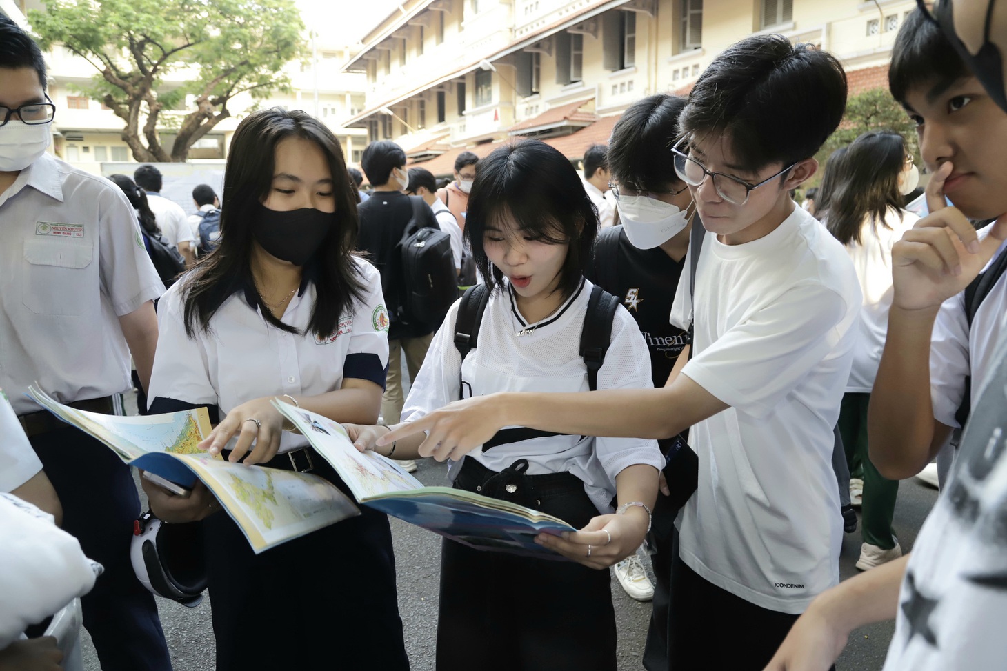 Thí sinh tham dự kỳ thi đánh giá năng lực của Đại học Quốc gia TP.HCM sáng 7-4. Ảnh: NHƯ HÙNG