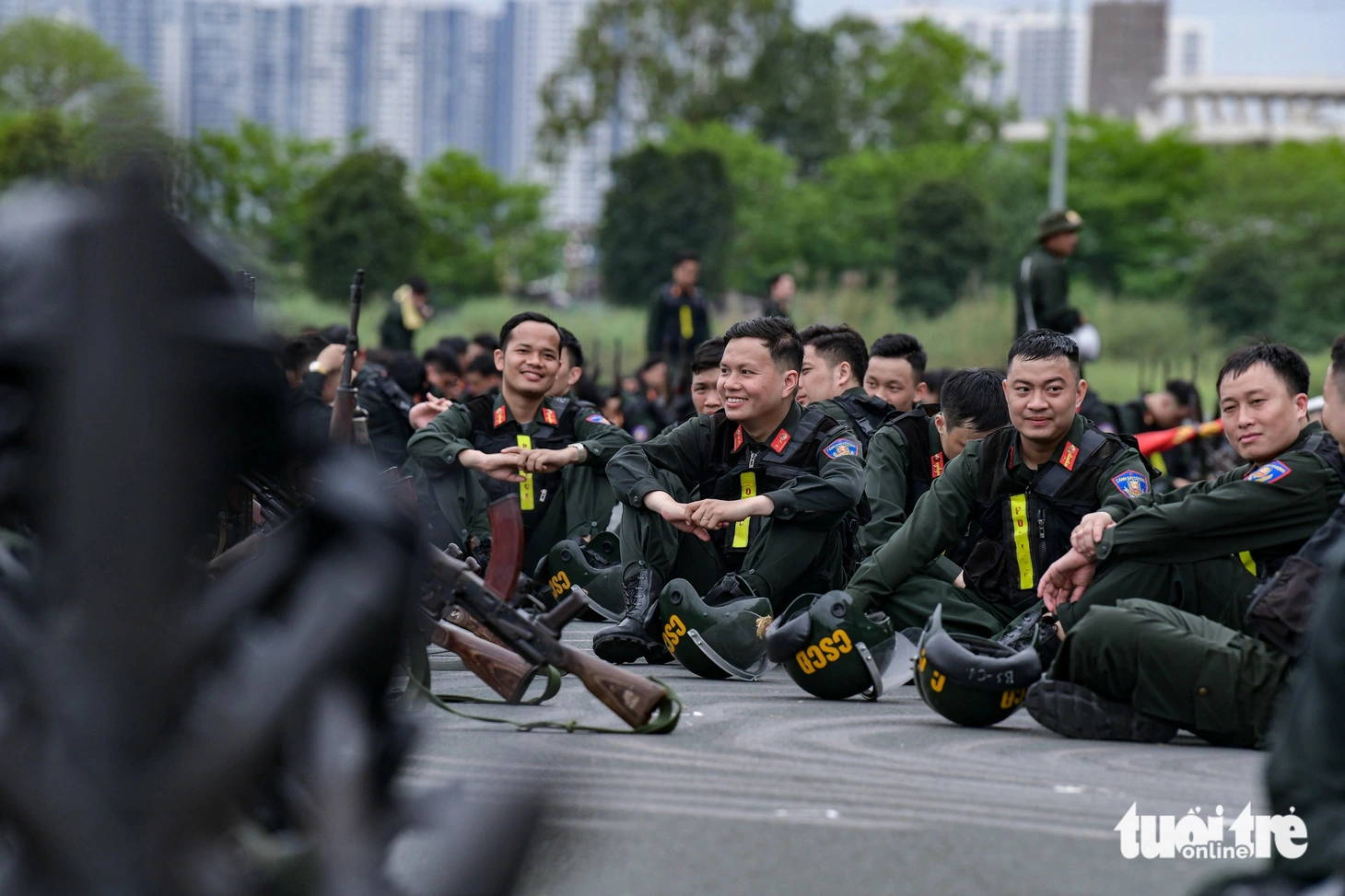 Phút nghỉ ngơi đầy tiếng cười của các chiến sĩ cảnh sát cơ động