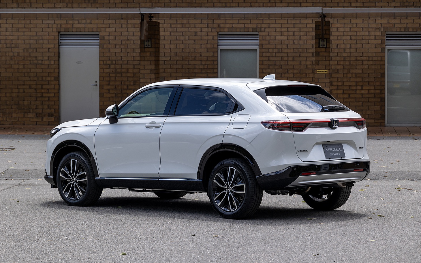 Thay đổi dễ nhận thấy nhất bên ngoài Honda HR-V 2024 nằm ở đèn hậu mới dạng 2 tầng giống Porsche Macan hay Cayenne. Một chi tiết khác mà người nhìn có thể phân biệt HR-V cũ và mới khác là giao diện tổng của