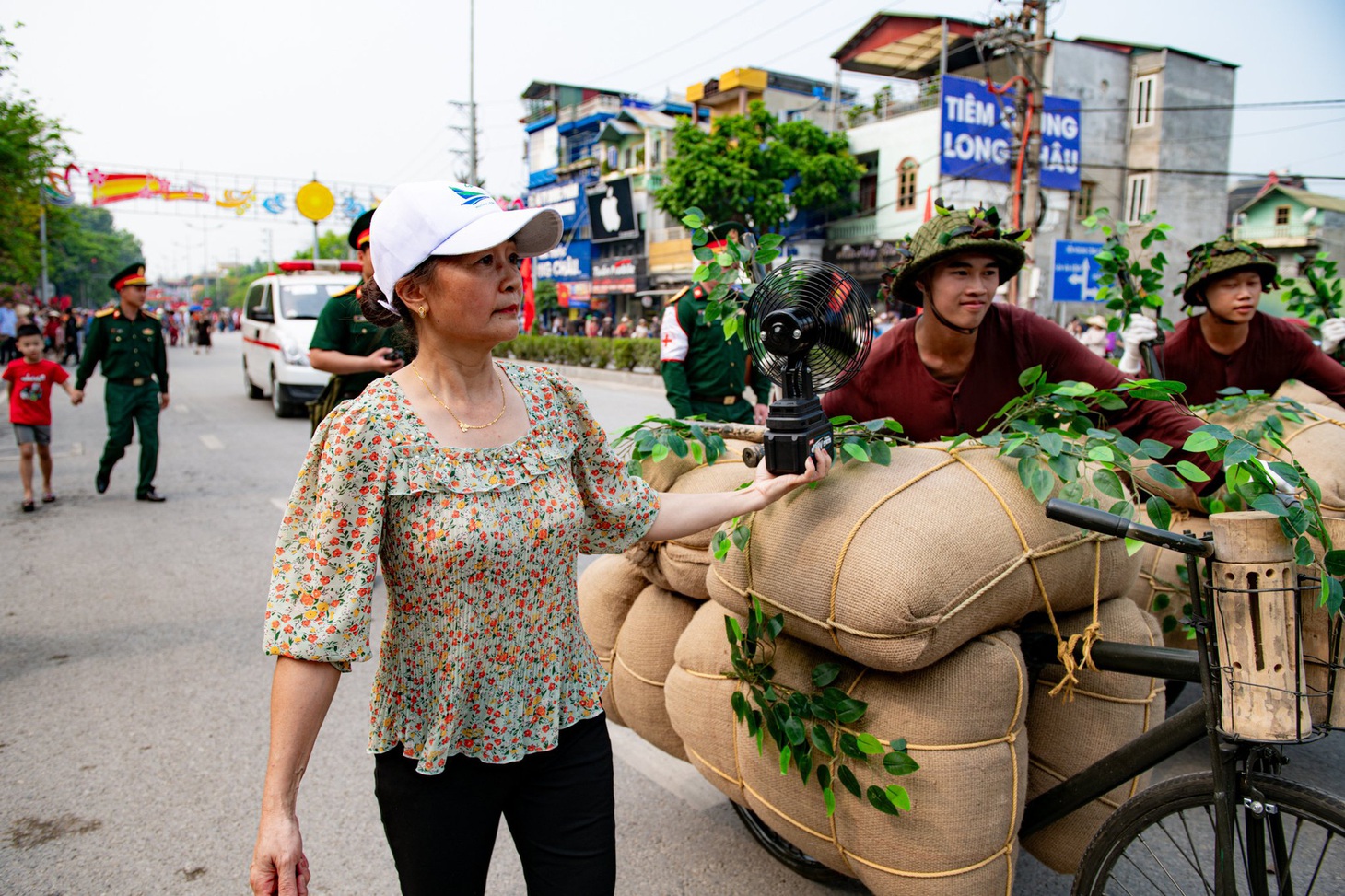 Do trời oi bức, một người dân mang theo quạt