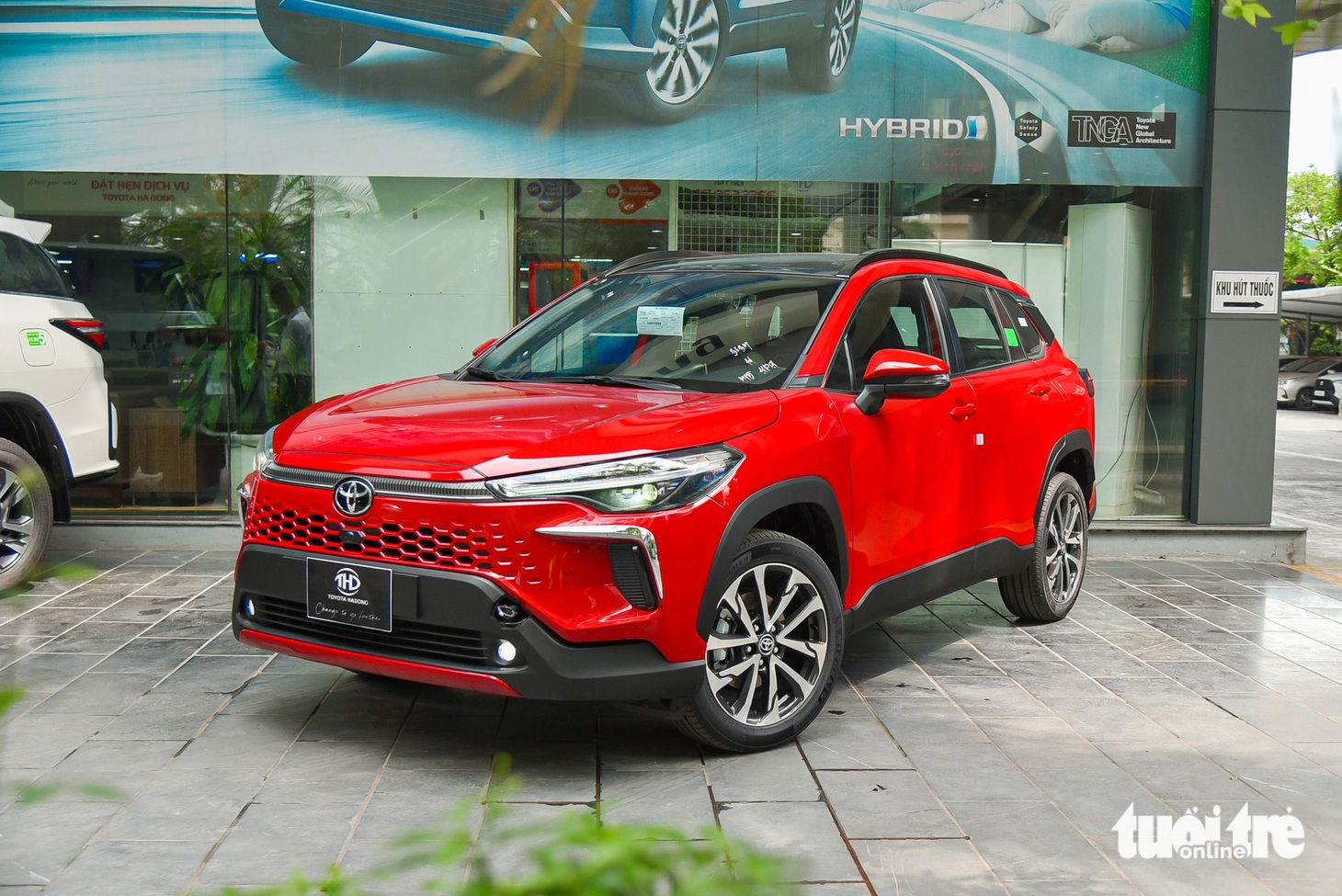 Hai bản Toyota Corolla Cross có ngoại hình gần như tương đồng. Nhưng bản hybrid có logo Toyota nền xanh dương và bổ sung dòng chữ
