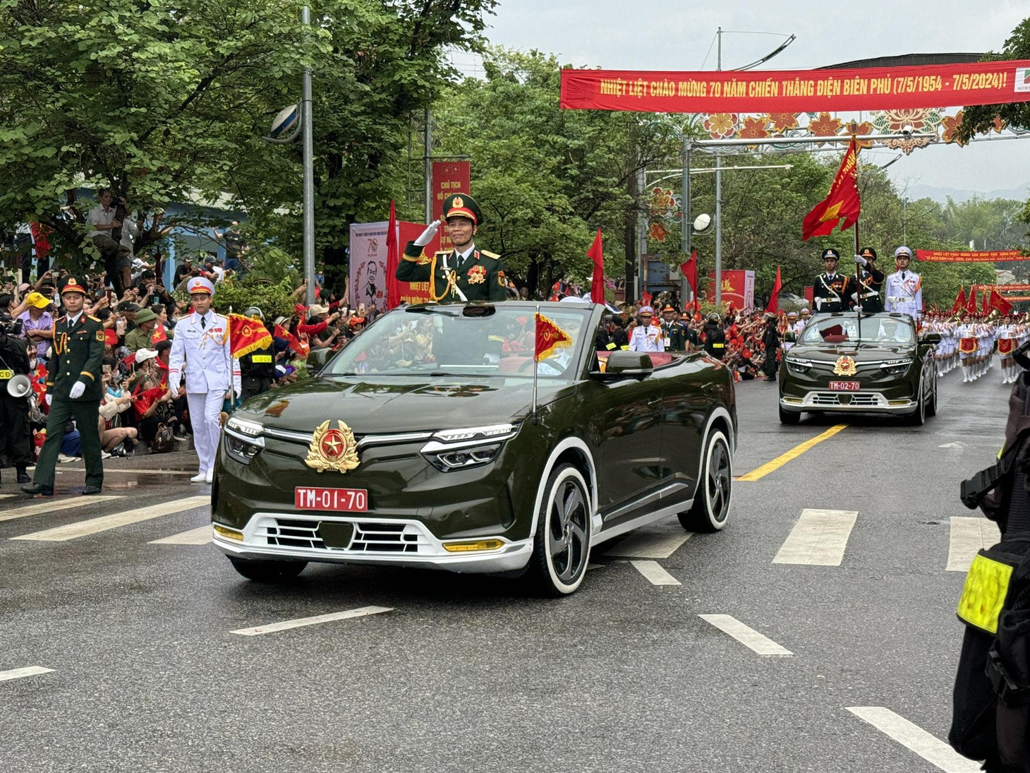 Đoàn diễu binh, diễu hành đi trong cờ hoa và tiếng vỗ tay của người dân - Ảnh: LÊ KIÊN