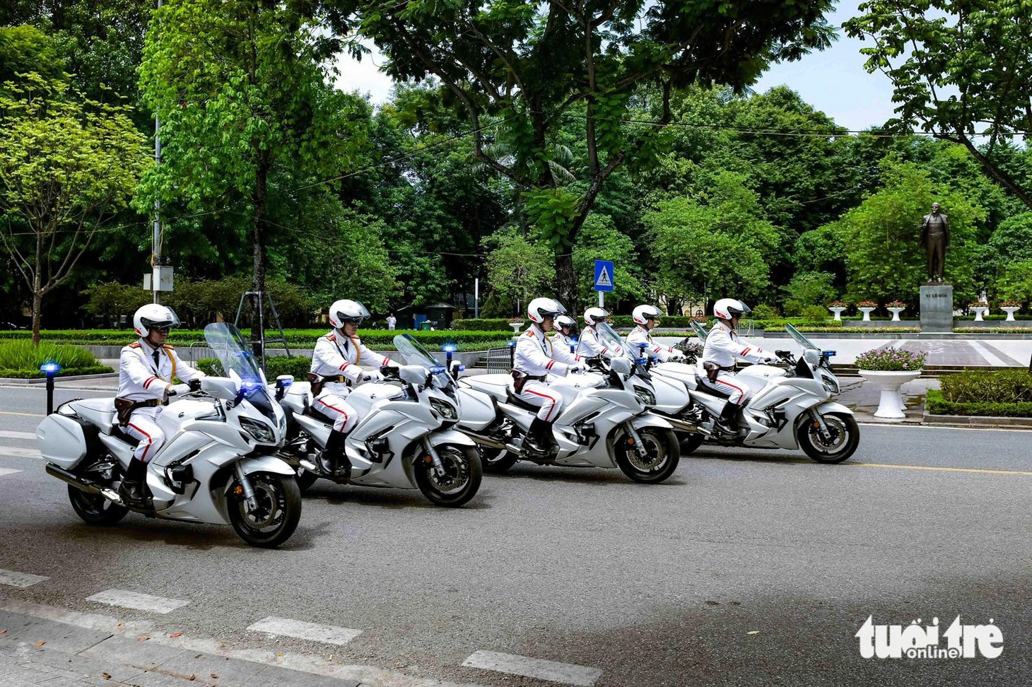 Dàn xe mô tô Yamaha FJR1300P được Bộ Tư lệnh Cảnh vệ sử dụng đi bảo vệ xung quanh xe phục vụ Tổng thống Putin - Ảnh: NAM TRẦN