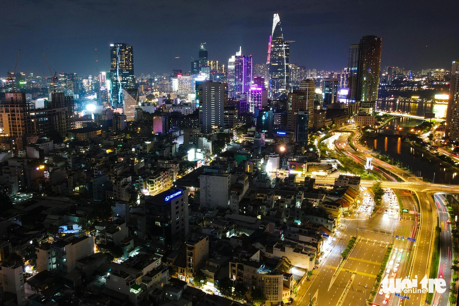 Giữa trung tâm TP.HCM, ngay kế bên những khu nhà cao tầng nhất nhì Việt Nam là những khu dân cư tối tăm, chật chội, có nguy cơ cháy nổ cao, điều kiện sinh sống của người dân vô cùng khó khăn, bất tiện - Ảnh: PHƯƠNG NHI
