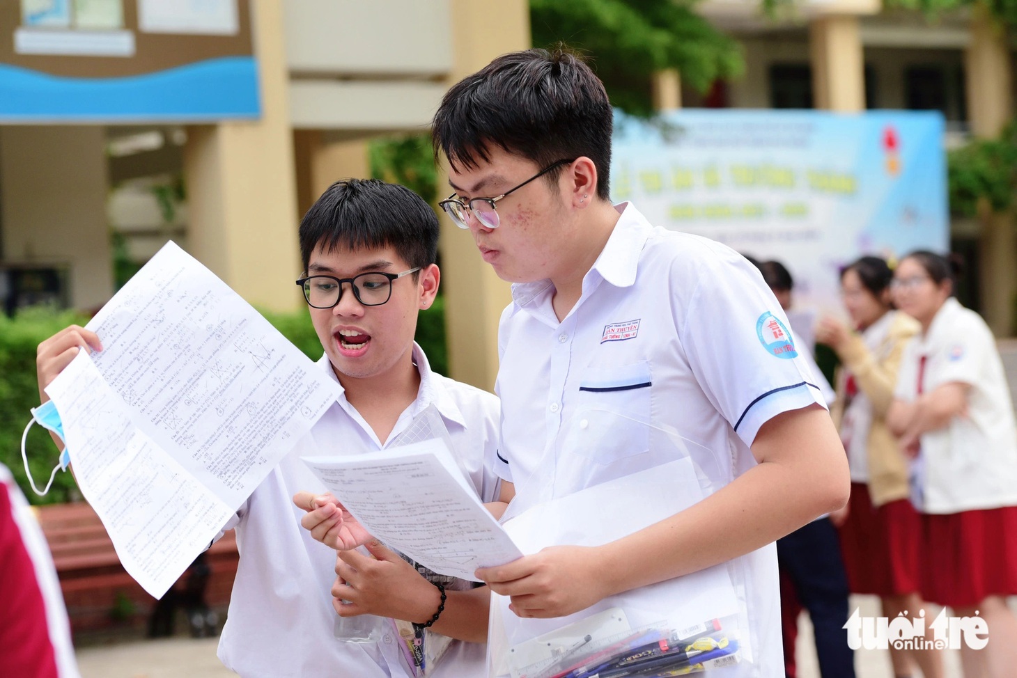 Thí sinh trao đổi bài sau khi kết thúc môn Toán tại điểm thi THPT Phú Nhuận - Ảnh: DUYÊN PHAN