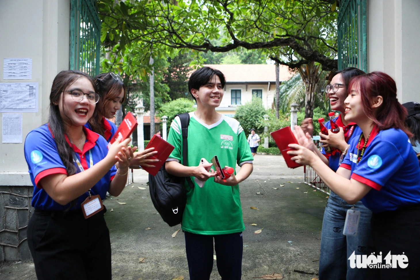 Thiên Sơn (THPT Lê Quý Đôn) hào hứng sau khi hoàn thành bài thi môn toán, em đánh giá đề thi vừa sức, có tính phân loại ở các câu vận dụng - Ảnh: PHƯƠNG QUYÊN