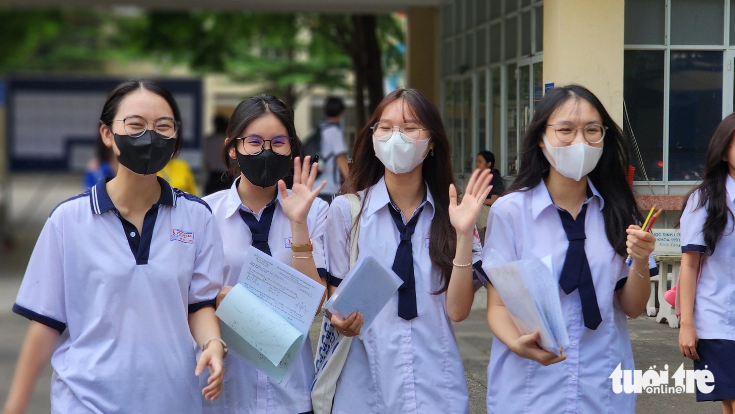 Nhóm bạn Đông Anh (Trường THPT Võ Thị Sáu, quận Bình Thạnh) cho biết đã có một ngày thi khá thoải mái - Ảnh: NGỌC PHƯỢNG