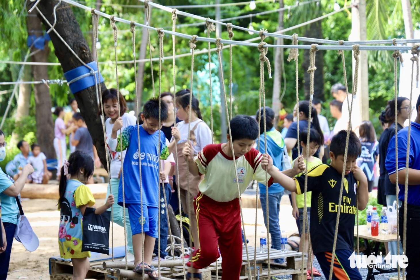 Mặc dù mới khánh thành, sân vận động đã thu hút hàng chục em nhỏ tới tham gia - Ảnh: NGỌC QUÝ
