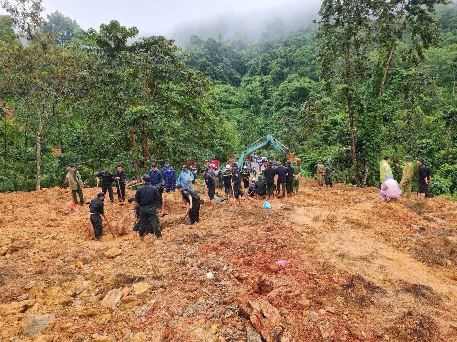 Hàng trăm người đã có mặt tại hiện trường để tham gia cứu hộ - Ảnh: Công an Hà Giang&nbsp;