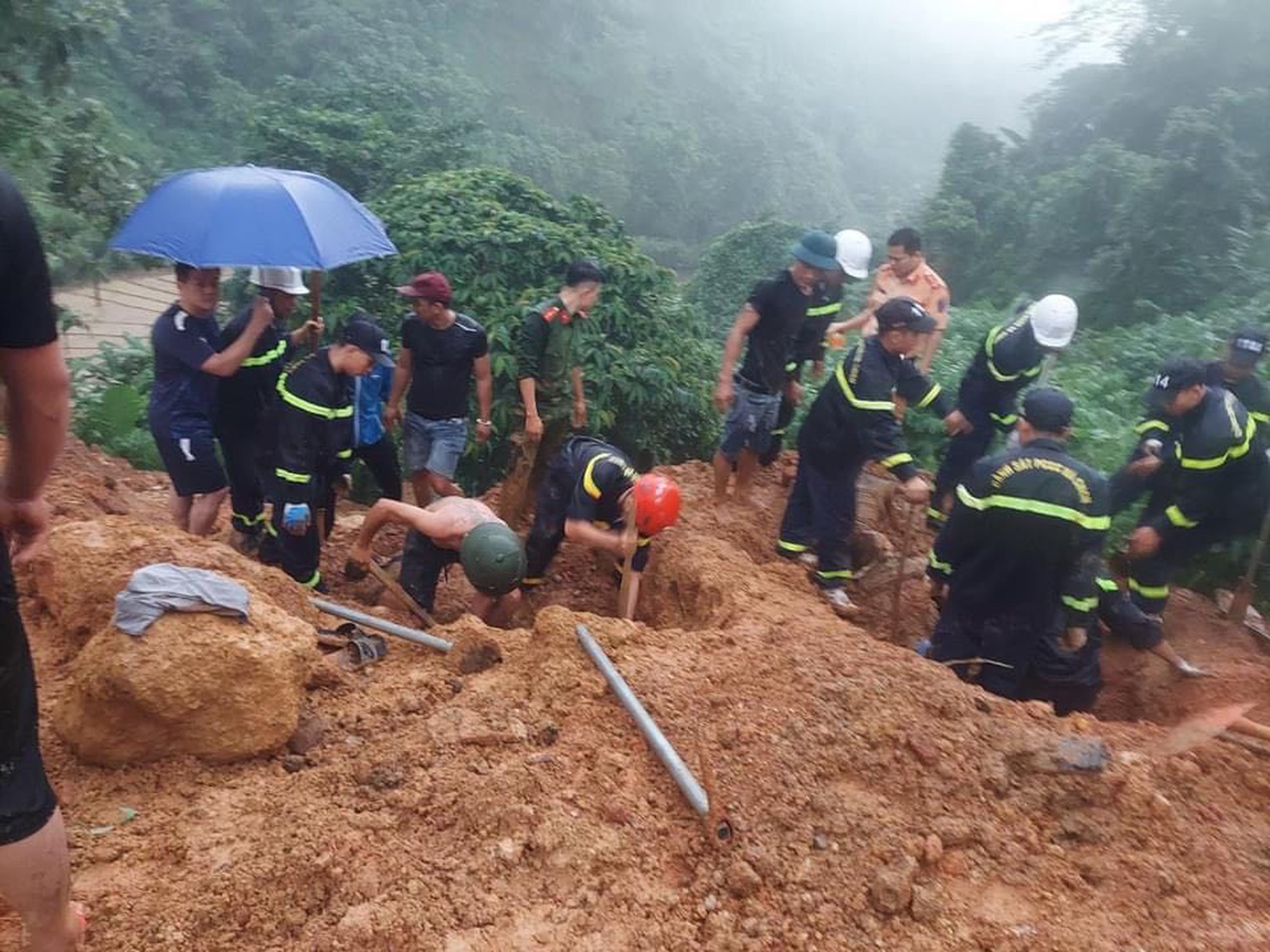 Các lực lượng chức năng đang phối hợp tìm kiếm nạn nhân - Ảnh: Công an Hà Giang&nbsp;