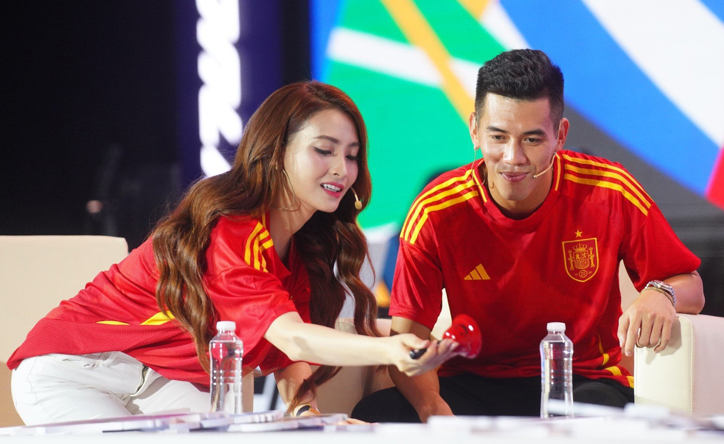 Tiến Linh dự đoán Tây Ban Nha vô địch khi tham dự Ngày hội bóng đá – Xem chung kết Euro 2024 tại Nhà văn hóa Thanh Niên - Ảnh: NGUYÊN KHÔI