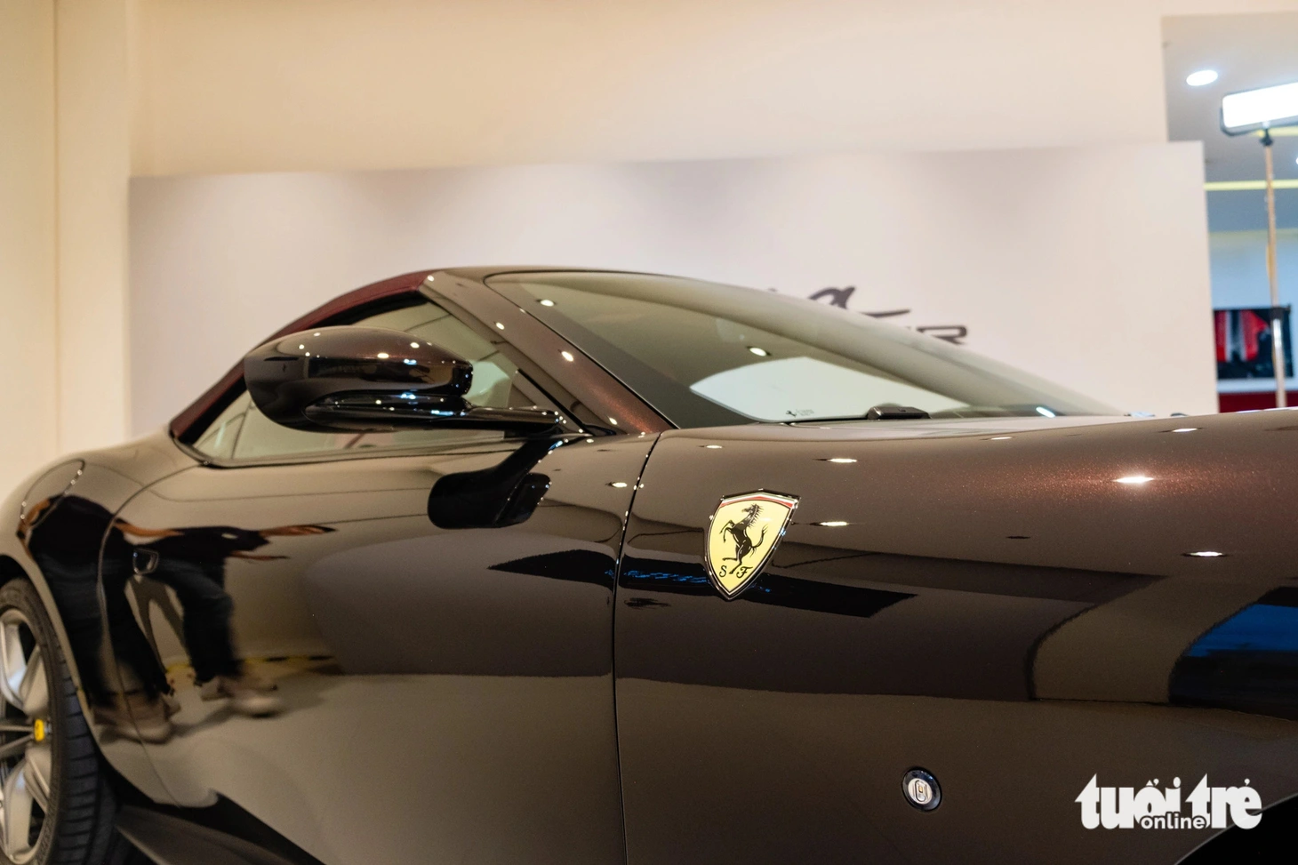 Đội ngũ thiết kế của Ferrari đã quyết định loại bỏ các lỗ thông hơi và chi tiết trang trí thừa, nhằm mang lại một vẻ ngoài sang trọng đơn giản cho chiếc xe.