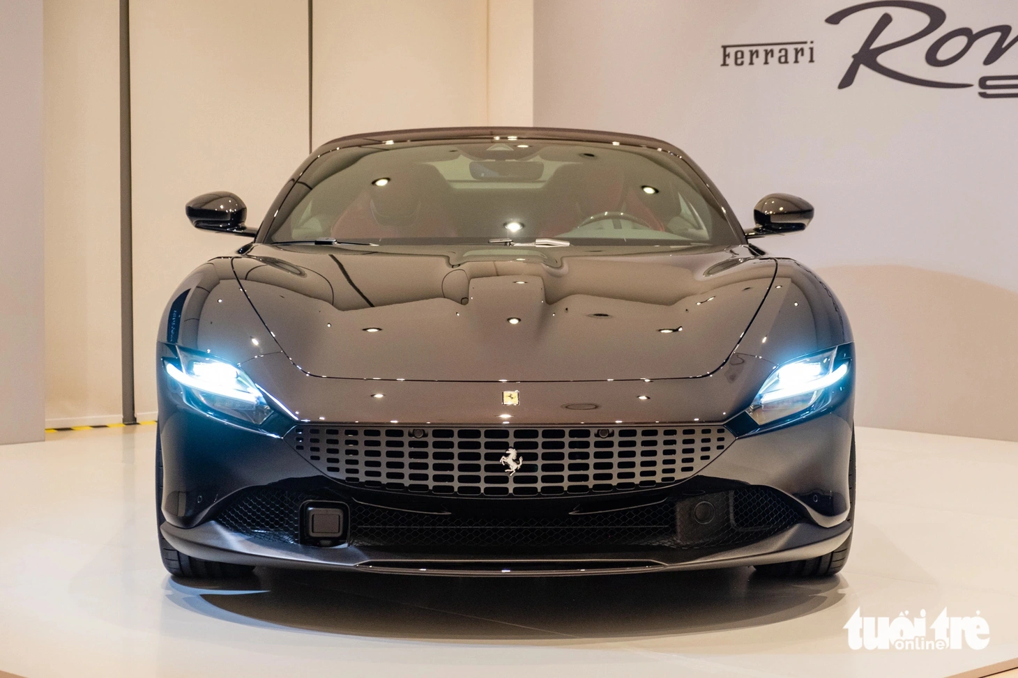 Hãng sản xuất siêu xe Ý tuyên bố rằng chiếc Ferrari Roma Spider có khả năng vận hành không hề kém cạnh phiên bản Coupe, kể cả khi đang mở mui. Việc này không hề dễ dàng, do đặc trưng của xe mui trần là luồng không khí bất ổn và hỗn loạn trong khoang lái khi xe chạy với tốc độ cao.
