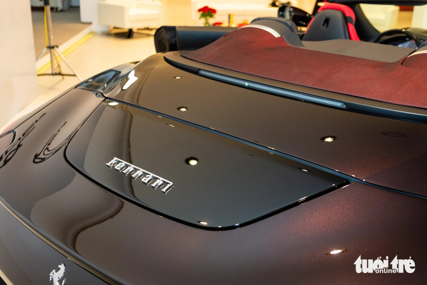 Ferrari Roma Spider cũng sở hữu cánh gió phía sau có khả năng điều chỉnh tự động giống phiên bản Coupe, nhưng đã được điều chỉnh để phù hợp hơn với kiểu dáng mui trần. Cánh gió này điều chỉnh theo ba chế độ khác nhau, tùy theo lực cản mà người lái mong muốn: lực cản thấp, trung bình và cao. Chế độ lực cản thấp được kích hoạt khi xe đạt tốc độ 100km/h, trong khi chế độ lực cản trung bình hoạt động khi xe vượt qua 300km/h. Còn khi cần phanh gấp hoặc thực hiện các thao tác lái nhanh, cánh gió sẽ tự động chuyển sang chế độ lực cản cao và mở ra ở một góc 135 độ, tạo ra lực ép khoảng 95kg khi xe chạy ở tốc độ 250km/h.