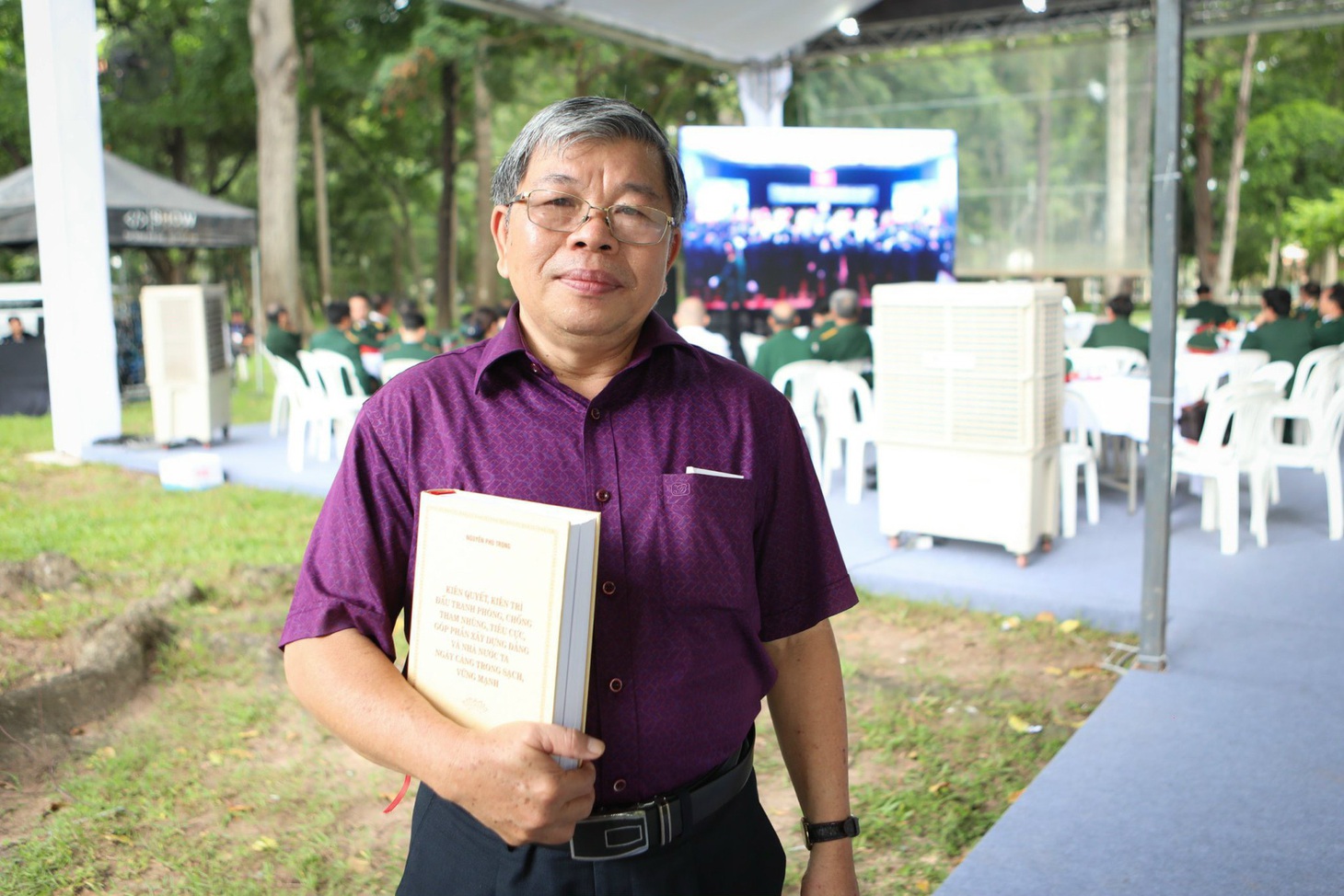 PGS.TS Hà Minh Hồng đến viếng Tổng bí thư Nguyễn Phú Trọng - Ảnh: PHƯƠNG QUYÊN