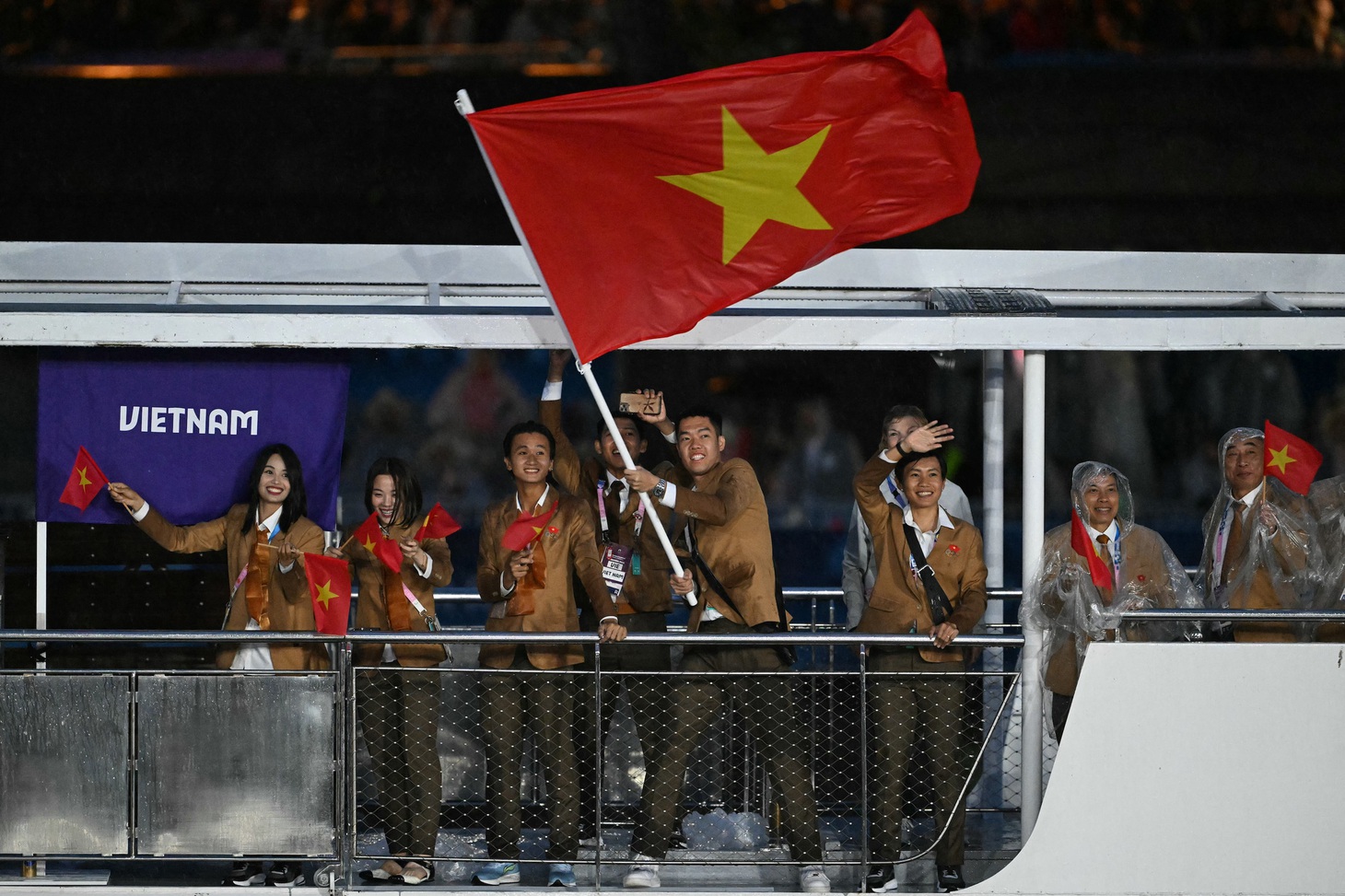 Olympic 2024 chính thức bắt đầu sau lễ khai mạc đặc biệt bậc nhất lịch sử- Ảnh 2.