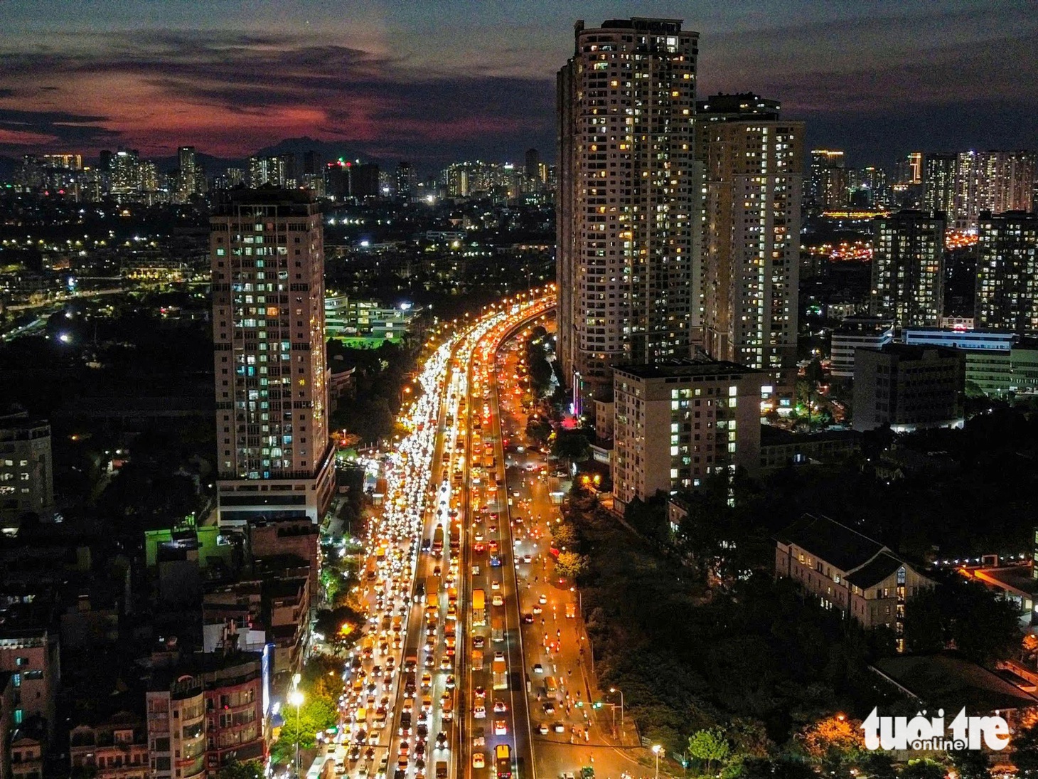 Người dân ùn ùn rời Hà Nội nghỉ lễ, xe cứu thương cũng 'bất lực' vì làn khẩn cấp bị chiếm dụng - Ảnh 22.