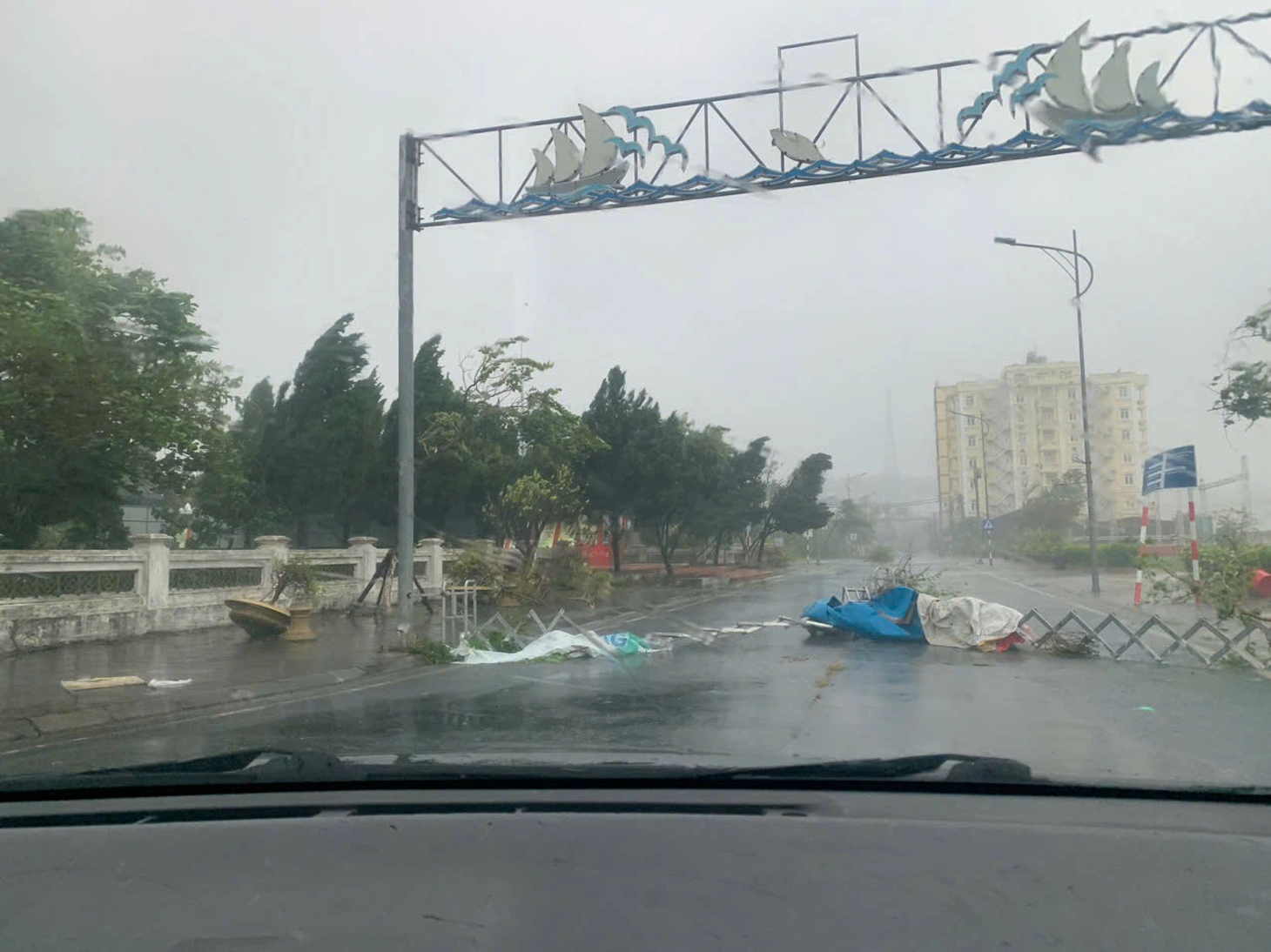 Tâm bão số 3 đang trên vùng biển Quảng Ninh - Hải Phòng - Ảnh 13.
