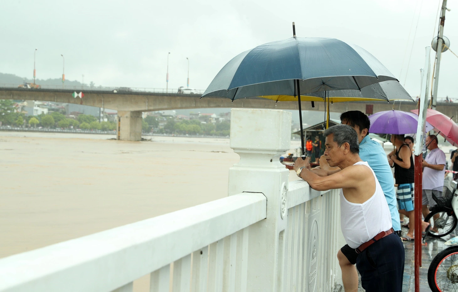 Lào Cai: Sạt lở vùi lấp 5 người trong một nhà, lũ sông Hồng tràn vào đường phố - Ảnh 7.