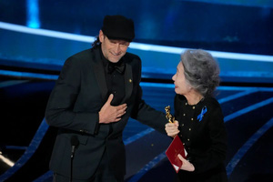 MC dẫn Lễ trao giải Oscar 2022 tấu hài, 'cà khịa' Quả cầu vàng