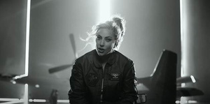 Lady Gaga 'bụi bặm' trong MV bom tấn 'Top Gun Maverik'