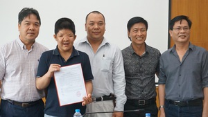 Bé Bôm của Quốc Tuấn nhận học bổng âm nhạc