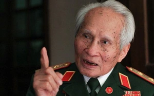 Thiếu tướng Nguyễn Quốc Thước 98 tuổi lên sân khấu nhận vinh danh ‘tấm gương bình dị mà cao quý’ - Ảnh 2.