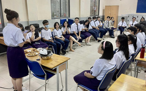 Teen trường THPT Nguyễn Thị Minh Khai học tiếng Pháp qua việc trang trí bánh