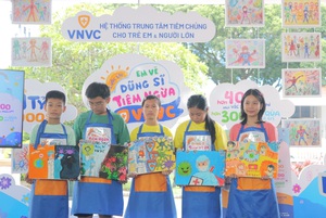 Họa sĩ thần đồng Xèo Chu hướng dẫn các bé vẽ tranh về dũng sĩ tiêm ngừa vắc xin