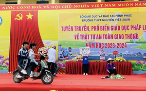 Teen THPT Nguyễn Viết Xuân (Vĩnh Phúc) học Luật giao thông qua tiểu phẩm