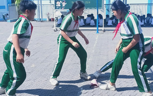 Học sinh THCS Dương Văn Thì hào hứng chơi trò chơi vận động dân gian
