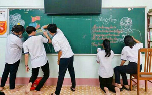 Mừng Ngày 20-11, học trò THPT Quang Trung (Bình Định) rộn ràng vẽ tranh bảng, trang trí kệ sách
