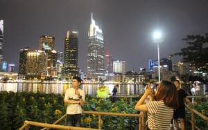 Công viên bờ sông Sài Gòn nhộn nhịp vào buổi tối