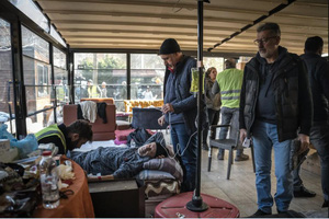 Y bác sĩ khắp thế giới đổ về Thổ Nhĩ Kỳ cứu những 'trái tim vẫn còn nhịp đập' dưới sàn bê tông