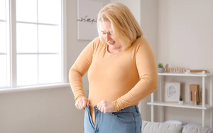 Bị đuổi việc vì 'quá mập, không mặc vừa đồng phục'