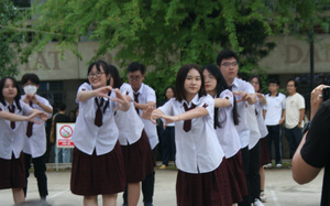 Điệu flashmob &quot;ưng quá chừng&quot; của teen 12 Trung học Thực hành