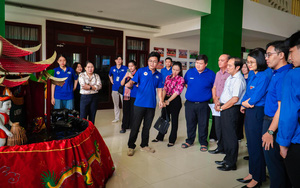 Chiến sĩ tình nguyện tham gia chuyển đổi số tại huyện Bình Chánh