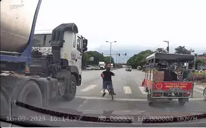 Xe đạp tạt đầu sang đường nguy hiểm, xe bồn suýt ‘gặp họa’