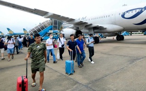 Vé máy bay Tết đắt lại khó mua, khách loay hoay tìm chuyến bay vòng