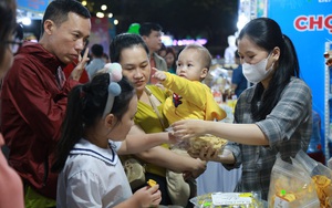 Hàng ngàn lao động khó khăn mua sắm tại chợ Tết công đoàn