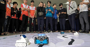 Bạn trẻ thích thú khi tự tay điều khiển robot, tìm hiểu về ngành học trí tuệ nhân tạo
