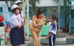 Học trò trường tiểu học Trần Danh Lâm cùng thỏ và rùa học an toàn giao thông