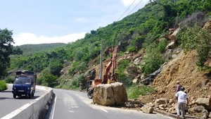 Xử lý đá nguy sơ sạt lở xuống đường ở Nha Trang trước bão Yinxing đổ vào   - Ảnh 3.