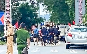 Đóng đập thủy điện để tìm người mất tích trong vụ xe chở rác lao xuống cầu treo ở Huế - Ảnh 2.