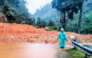 Mưa lớn ở Huế, nhiều tuyến đường bị ngập nặng, sập một căn nhà - Ảnh 2.