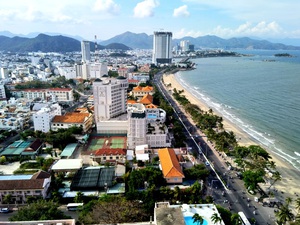 Tạm dừng tiếp nhận, tuyển dụng công chức, bổ nhiệm chức vụ cán bộ ở Khánh Hòa - Ảnh 2.