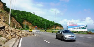 Xử lý đá nguy sơ sạt lở xuống đường ở Nha Trang trước bão Yinxing đổ vào   - Ảnh 2.
